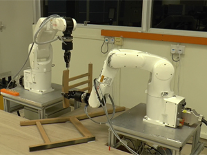 Sinqapur mühəndisləri robotlara stul yığmağı öyrədiblər