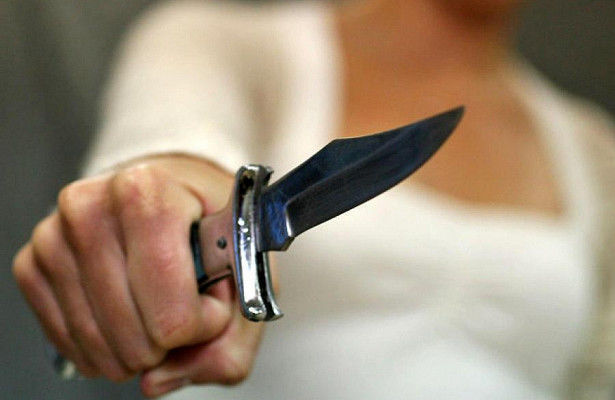 Bakıda 18 yaşlı qız oğlanı bıçaqladı
