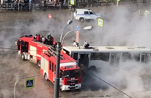 Peterburqda sərnişin avtobusu qaynar su gölməçəsinə düşdü - VİDEO