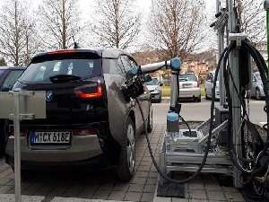 Avstriyada elektrik avtomobillərinin modelini müəyyənləşdirərək onu enerji ilə dolduran robot hazırlanıb-VIDEO