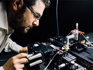 Kvant kompüterinin yaradılmasını sürətləndirəcək optik mikroçip hazırlanıb