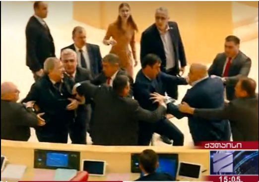 Gürcüstan parlamentində yumruq davası - VİDEO
