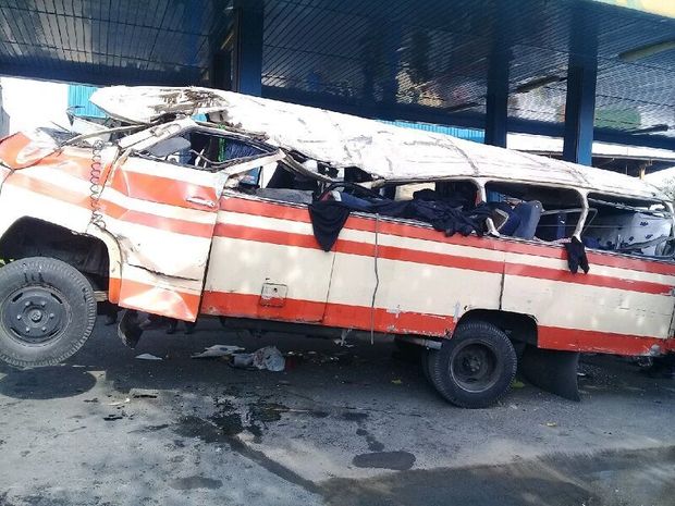 İranda mikroavtobus dərəyə yuvarlandı: 13 ölü