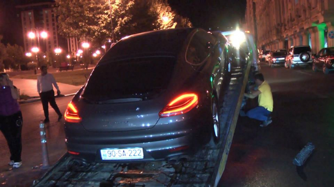 Bakıda Porsche yol ayırıcında London Taxi ilə toqquşdu (VİDEO)