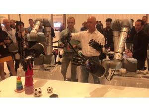 “Amazon” şirkətinin təsisçisi robot əlləri test edib (VİDEO)