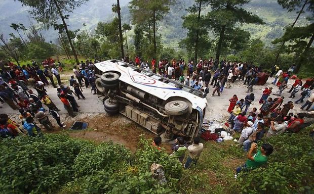 İndoneziyada avtobus qarşı yola çıxdı: 12 ölü