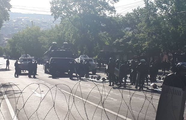 Yerevanda etirazçılar polisləri döydü - YENİLƏNİB + VİDEO