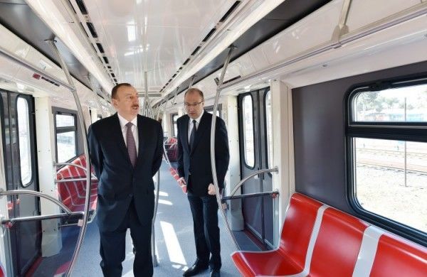İlham Əliyev yeni metro qatarları ilə tanış olub