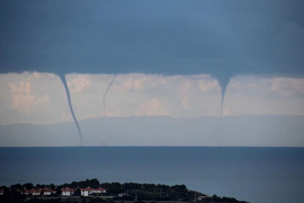 İzmirdə eyni anda 8 tornado: Əhali qorxuya düşdü - FOTO/VİDEO
