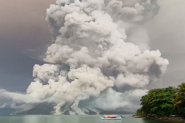 İndoneziyada 12 min sakin Ruanq vulkanına görə təxliyə edildi - VİDEO