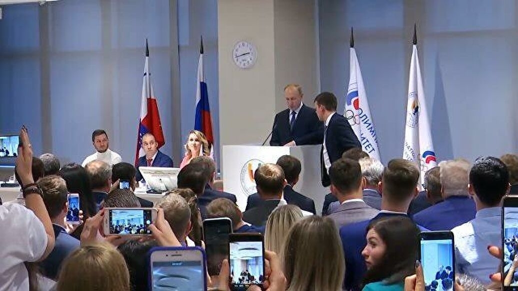 Putinin çıxışı zamanı gülməli hadisə yaşanıb - VİDEO