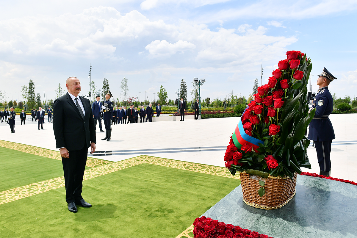 Azərbaycan Prezidenti Daşkənddə Müstəqillik abidəsini ziyarət edib - YENİLƏNİB + FOTO