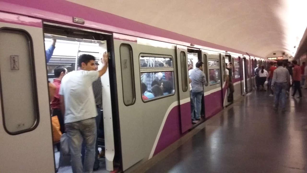 Bakı metrosunda təhlükəli anlar – Yeni qatarın qapıları açılmadı, sərnişinlər təşviş yaşadı