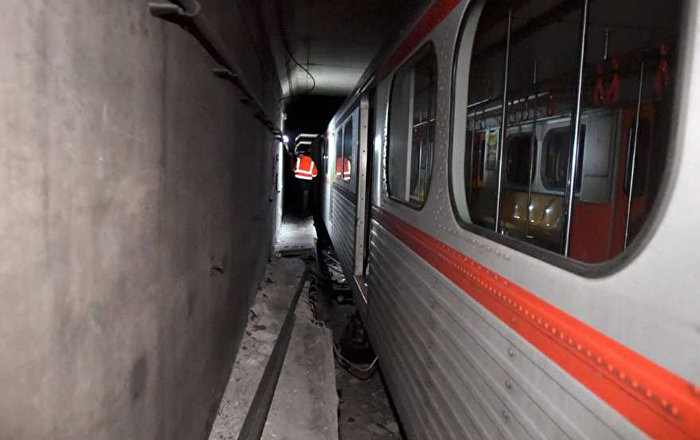 Moskva metrosunda qəza: Qatar tunelin divarına çırpıldı - FOTO