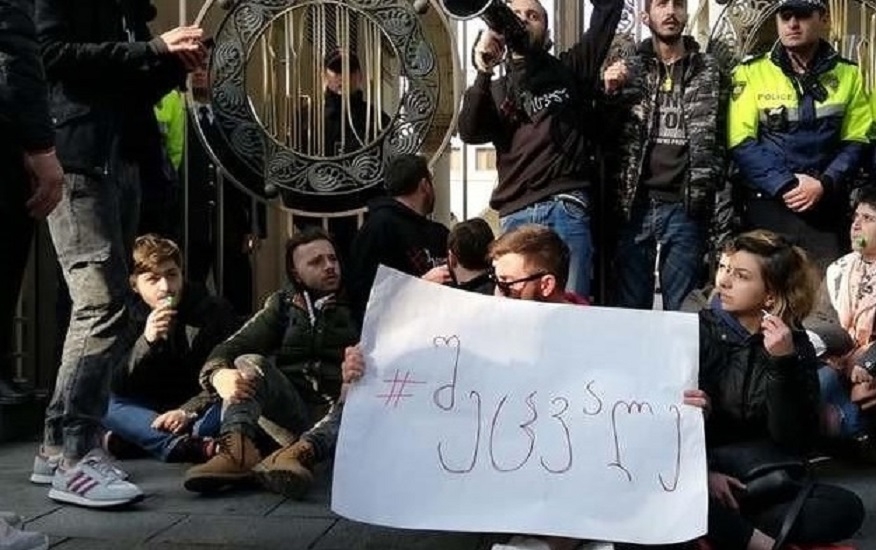 Gürcüstanda etirazçılar parlamentə girişi bağlayıb - Bir neçə millət vəkili istefa verib