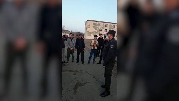 Gəncədə gənclər xüsusi karantin rejimini pozdu - VİDEO