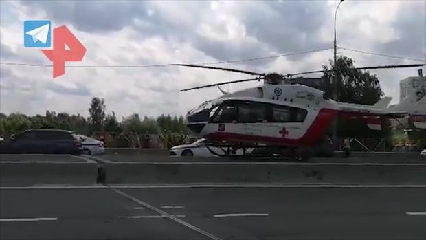 Helikopter avtomobillərin intensiv hərəkət etdiyi yola məcburi eniş etdi - VİDEO