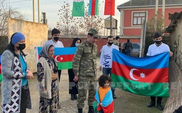Vətən Müharibəsi iştirakçısı olan qardaşlar Biləsuvarda coşqu ilə qarşılandı - FOTO