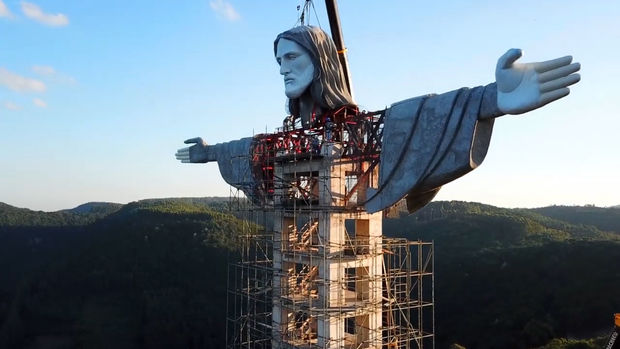 Braziliyada İsa peyğəmbərin dünyada ən böyük heykəllərindən biri ucaldılır - VİDEO