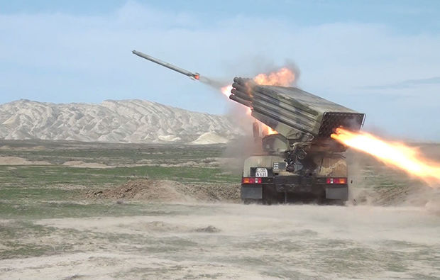 Azərbaycan ordusunda raket-artilleriya batareyalarının döyüş atışlı taktiki təlimləri başladı - VİDEO
