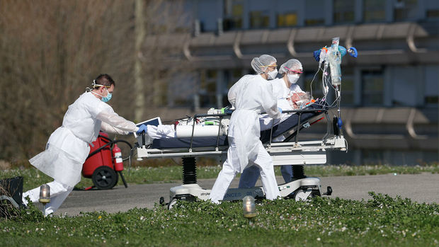 Fransada xəstəxana qarşısında atışma: Ölən və yaralanan var - FOTO
