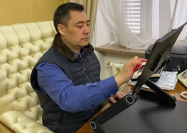 Qırğızıstan prezidenti koronovirusa görə distant iş rejiminə keçdi