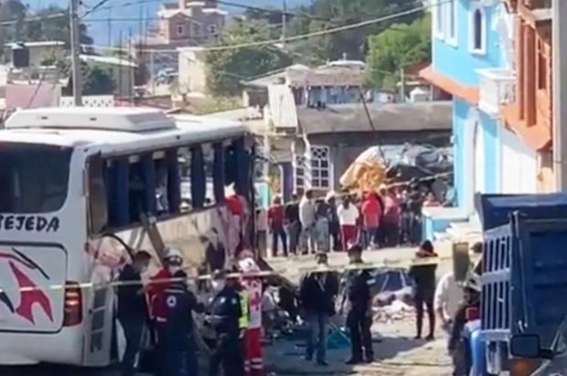 Meksikada avtobus evə çırpıldı: 19 ölü, 30 yaralı - VİDEO