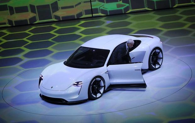 "Porsche" yeni elektromobilini təqdim etdi - FOTO