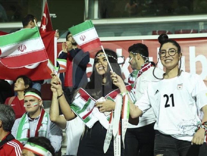 İranda qız stadiona getdiyi üçün təzyiqlə üzləşdi, özünü yandırdı - VİDEO