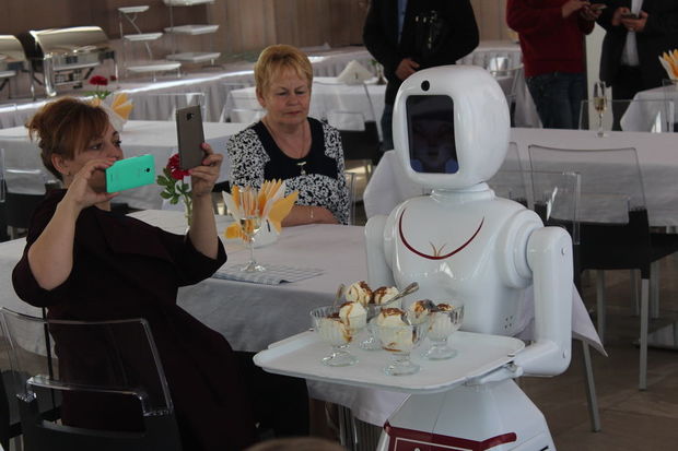 İstanbul restoranında ofisiantları robotlar əvəzlədi