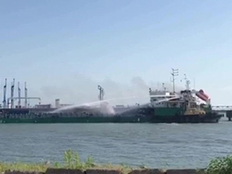 Rusiya limanında İran tankeri yandı