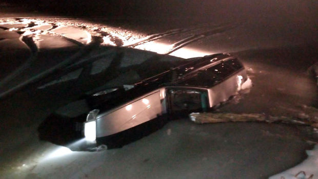 İçində sürücü olan avtomobil buzun altında qaldı